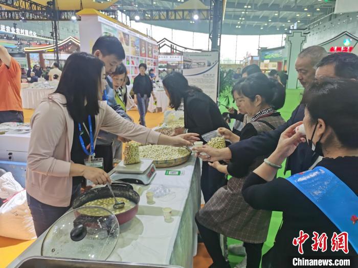 民众品尝农产品。向一鹏 摄.jpg